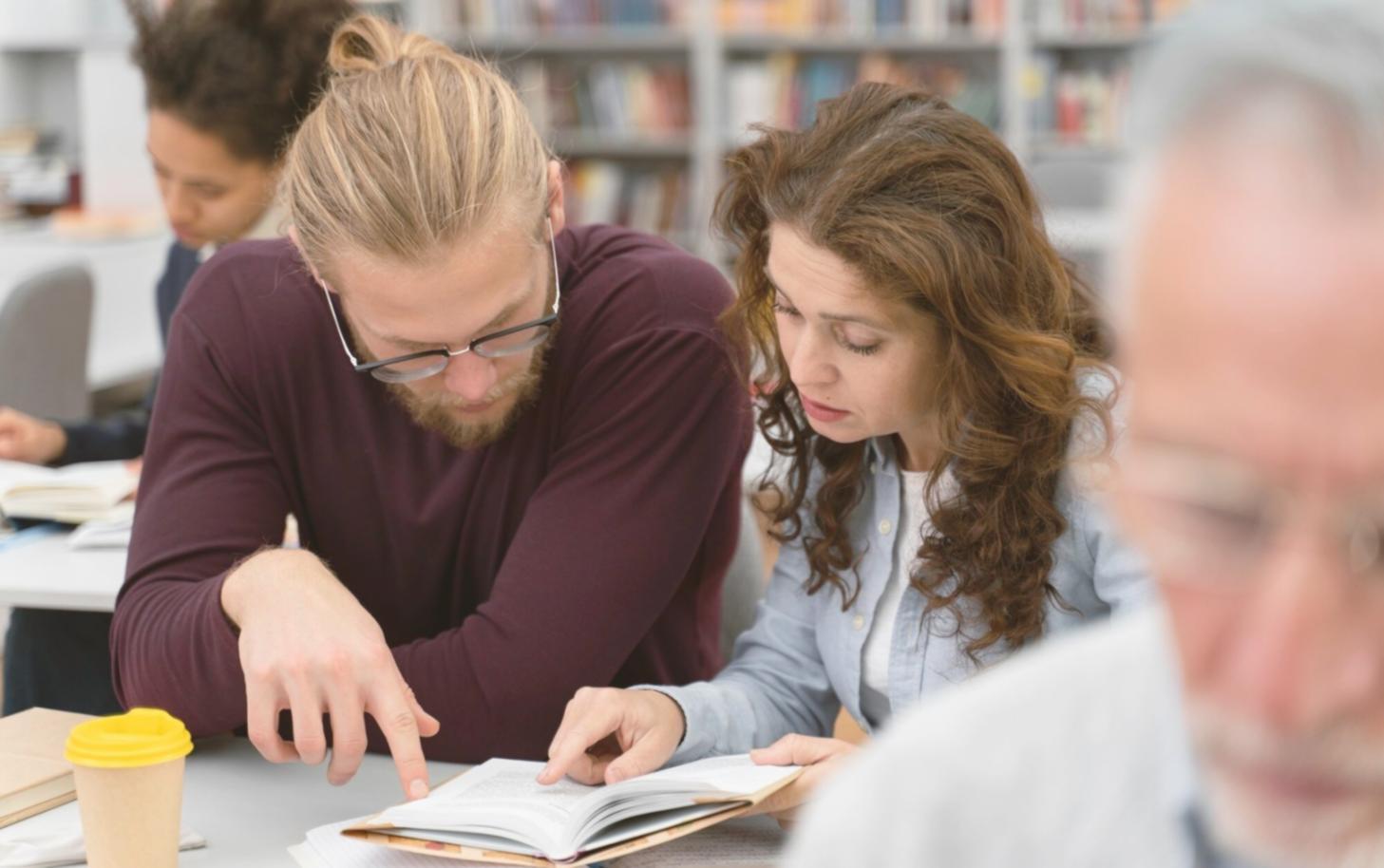 Espacio de práctica de flow preparado con iluminación natural y ambiente tranquilo