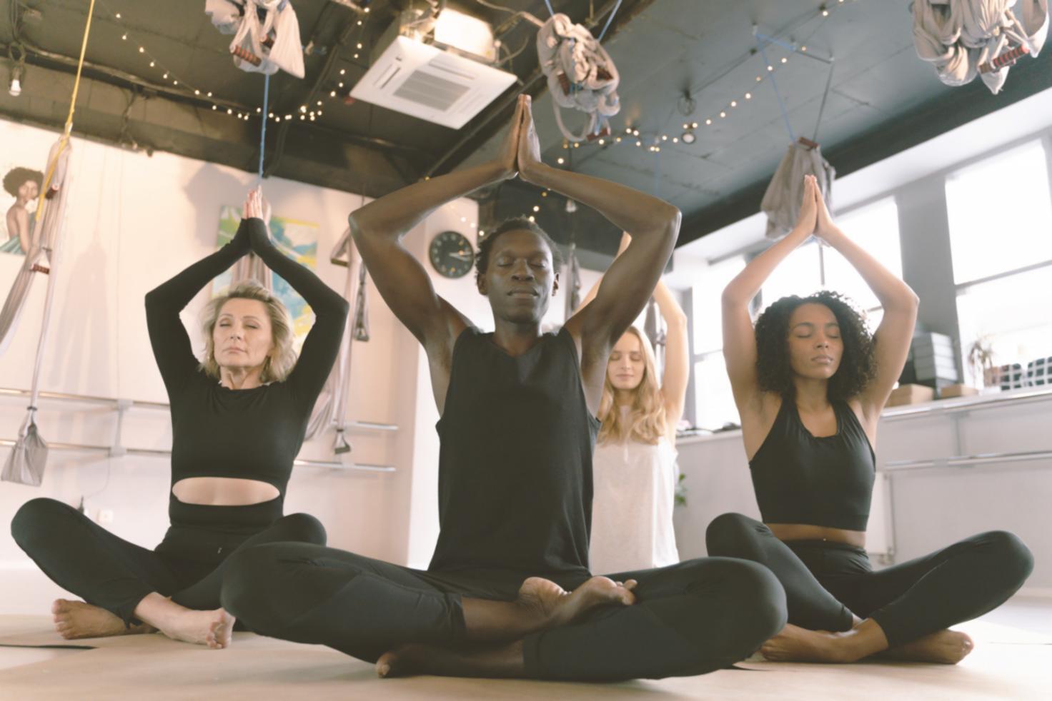 Espacio de práctica tranquilo con elementos naturales que invitan a la reflexión